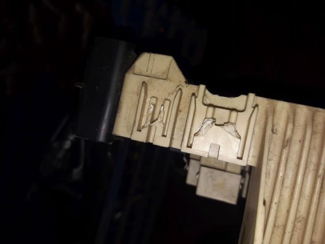 bontott SUZUKI SWIFT III Biztosítéktábla Motortér