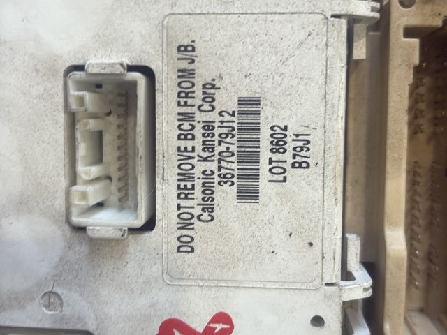 bontott SUZUKI SWIFT III Biztosítéktábla Utastér