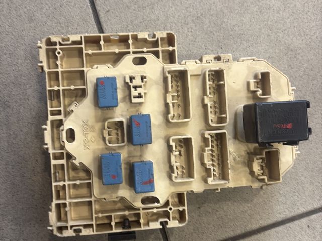 bontott SUZUKI SWIFT III Biztosítéktábla Utastér