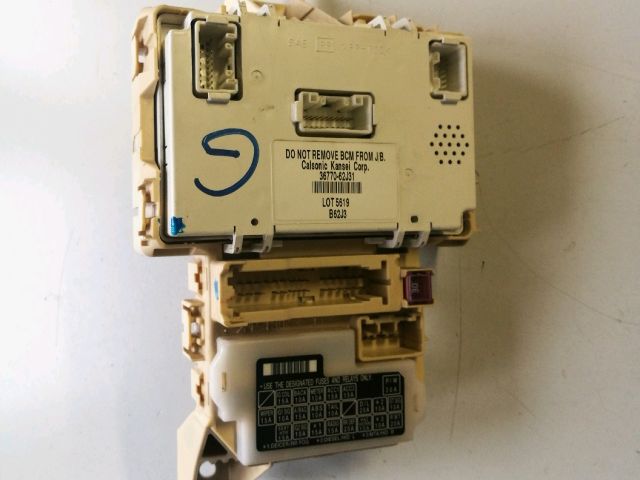 bontott SUZUKI SWIFT III Biztosítéktábla Utastér