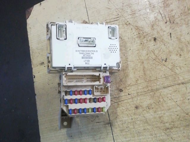 bontott SUZUKI SWIFT III Biztosítéktábla Utastér