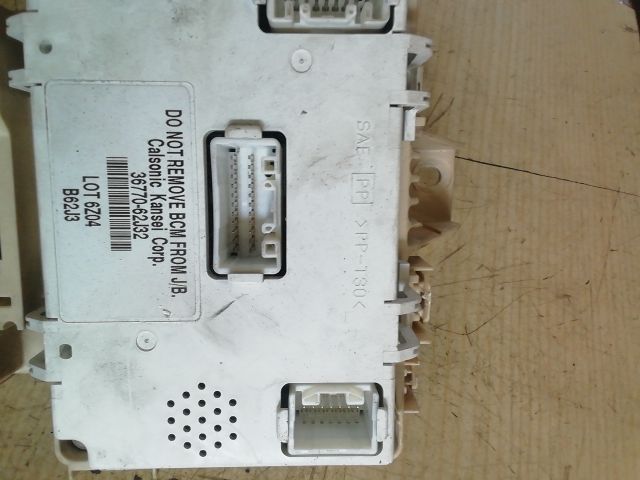 bontott SUZUKI SWIFT III Biztosítéktábla Utastér