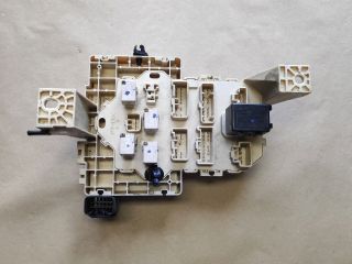 bontott SUZUKI SWIFT III Biztosítéktábla Utastér