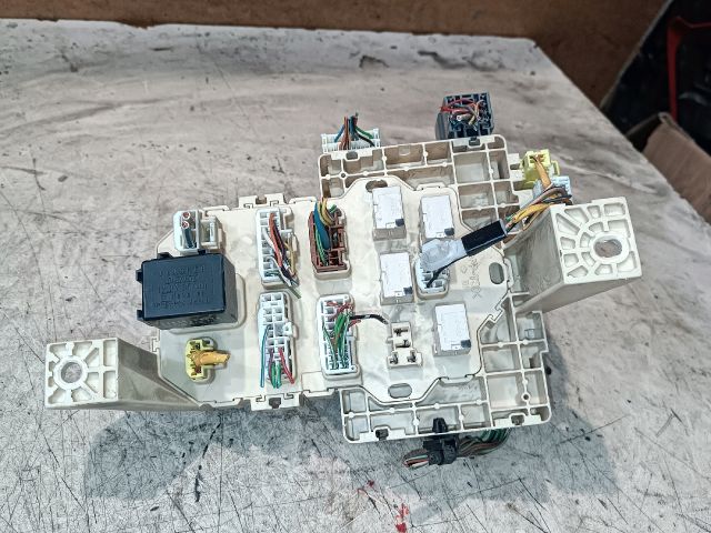 bontott SUZUKI SWIFT III Biztosítéktábla Utastér