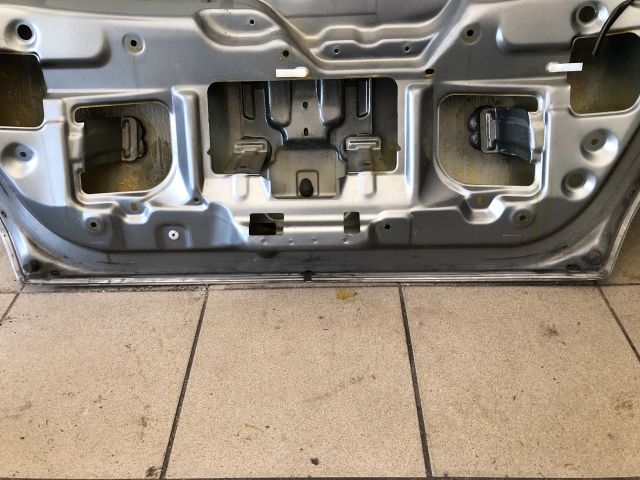 bontott SUZUKI SWIFT III Csomagtérajtó (Részeivel)