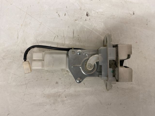 bontott SUZUKI SWIFT III Csomagtérajtó Zárszerkezet