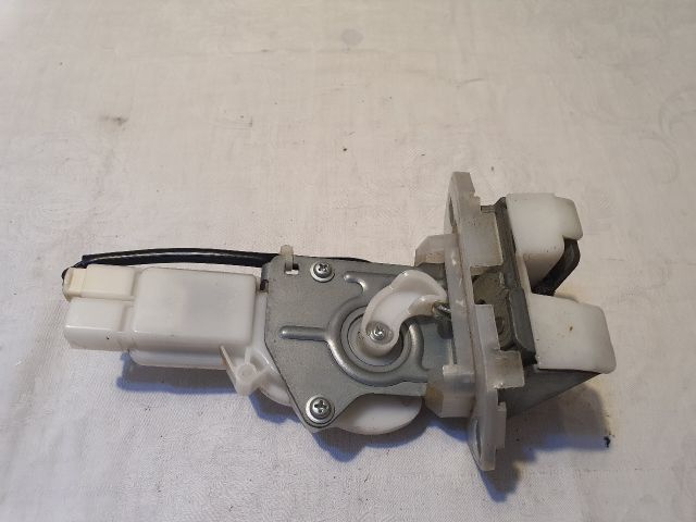 bontott SUZUKI SWIFT III Csomagtérajtó Zárszerkezet