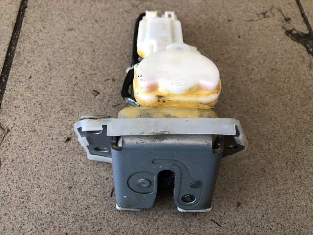 bontott SUZUKI SWIFT III Csomagtérajtó Zárszerkezet