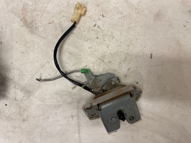 bontott SUZUKI SWIFT III Csomagtérajtó Zárszerkezet