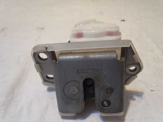 bontott SUZUKI SWIFT III Csomagtérajtó Zárszerkezet