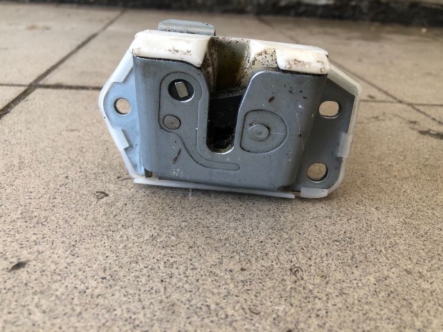 bontott SUZUKI SWIFT III Csomagtérajtó Zárszerkezet