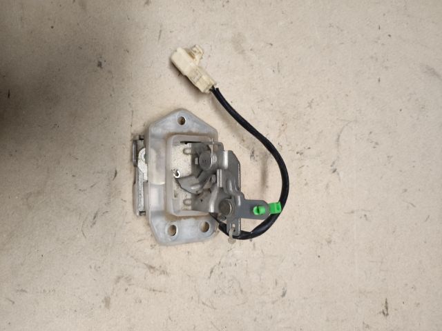 bontott SUZUKI SWIFT III Csomagtérajtó Zárszerkezet