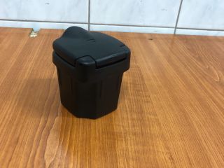 bontott SUZUKI SWIFT III Első Hamutartó