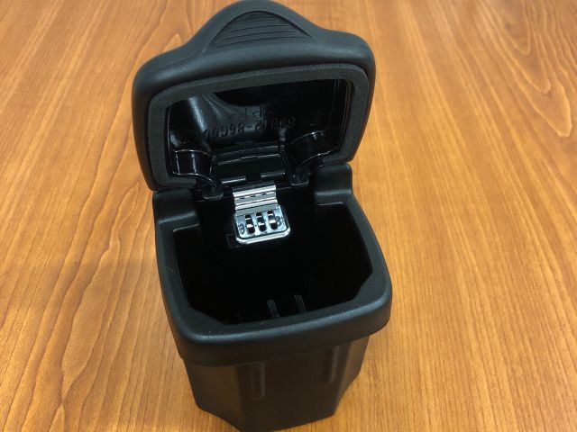 bontott SUZUKI SWIFT III Első Hamutartó