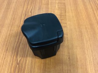 bontott SUZUKI SWIFT III Első Hamutartó