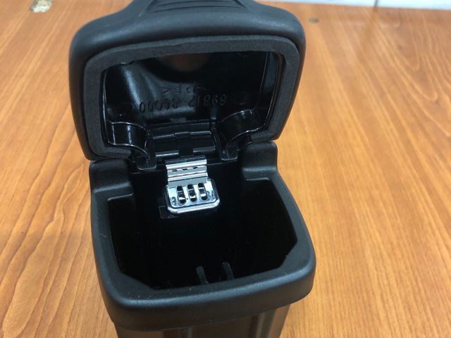 bontott SUZUKI SWIFT III Első Hamutartó