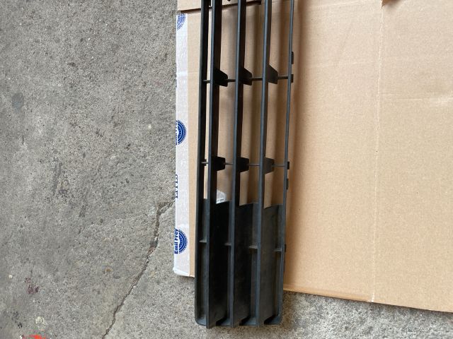 bontott SUZUKI SWIFT III Első Lökhárító Alsó Középső Díszrács