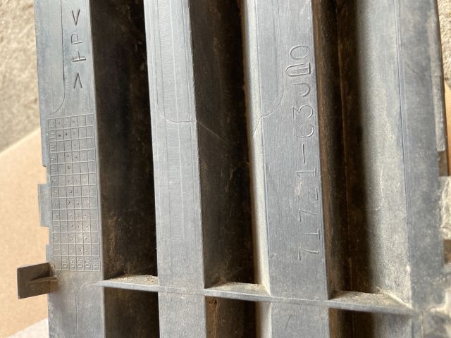 bontott SUZUKI SWIFT III Első Lökhárító Alsó Középső Díszrács