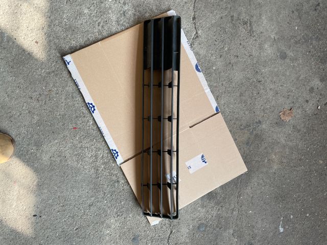 bontott SUZUKI SWIFT III Első Lökhárító Alsó Középső Díszrács