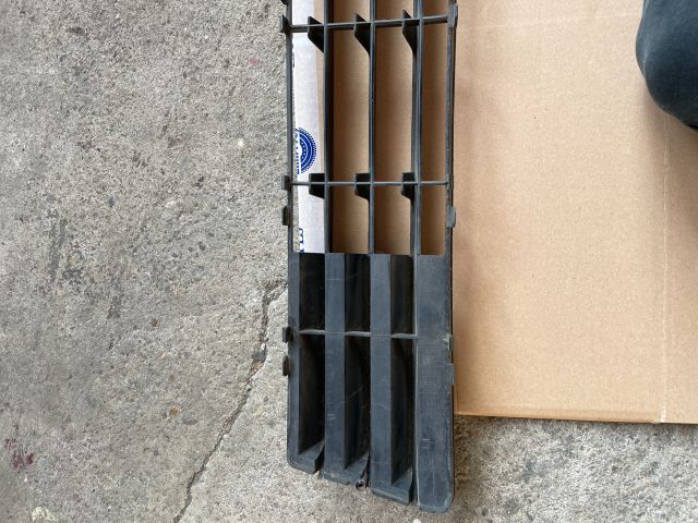 bontott SUZUKI SWIFT III Első Lökhárító Alsó Középső Díszrács