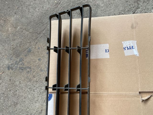 bontott SUZUKI SWIFT III Első Lökhárító Alsó Középső Díszrács