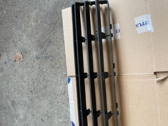 bontott SUZUKI SWIFT III Első Lökhárító Alsó Középső Díszrács