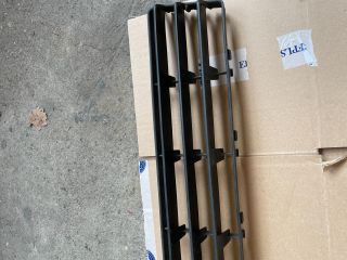 bontott SUZUKI SWIFT III Első Lökhárító Alsó Középső Díszrács