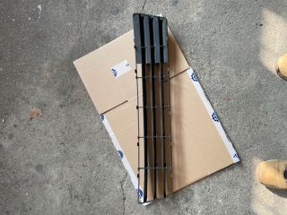 bontott SUZUKI SWIFT III Első Lökhárító Alsó Középső Díszrács