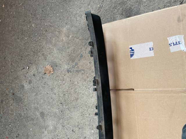 bontott SUZUKI SWIFT III Első Lökhárító Alsó Középső Díszrács