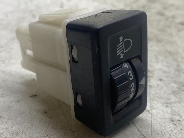 bontott SUZUKI SWIFT III Fényszórómagasság Állító Kapcsoló