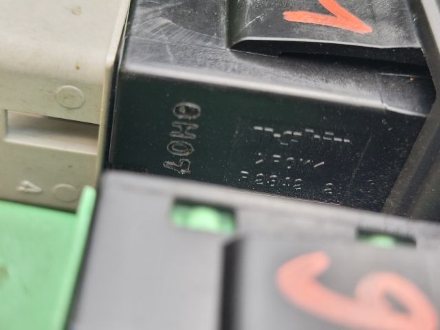 bontott SUZUKI SWIFT III Fényszórómagasság Állító Kapcsoló