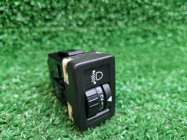 bontott SUZUKI SWIFT III Fényszórómagasság Állító Kapcsoló