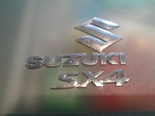 bontott SUZUKI SWIFT III Hátsó Embléma