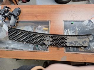 bontott SUZUKI SWIFT III Hűtőrács