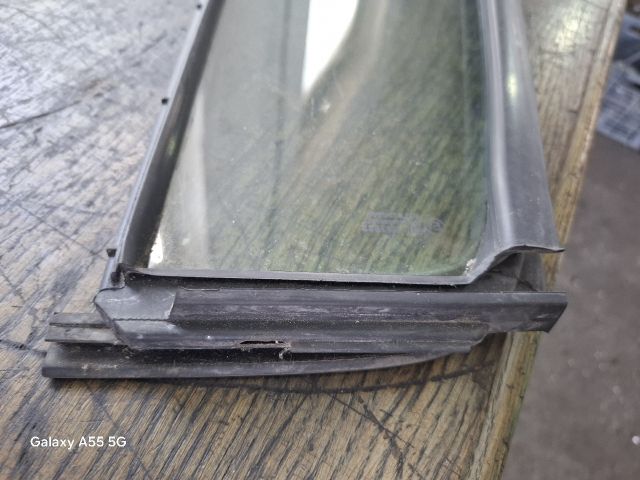 bontott SUZUKI SWIFT III Jobb C Oszlop Oldalablak Üveg