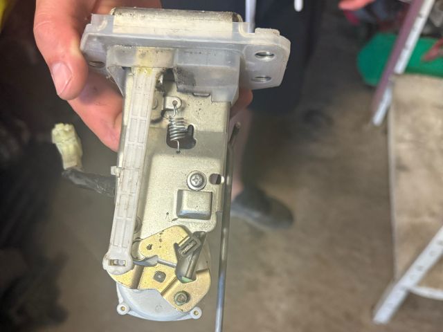 bontott SUZUKI SWIFT III Jobb Csomagtérajtó Zárszerkezet