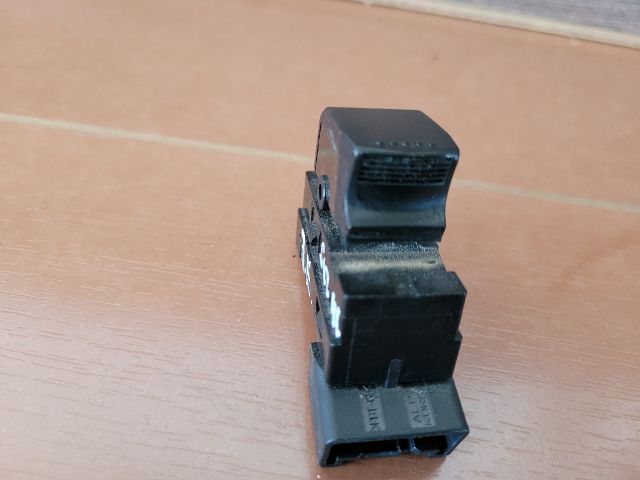 bontott SUZUKI SWIFT III Jobb első Ablakemelő Kapcsoló