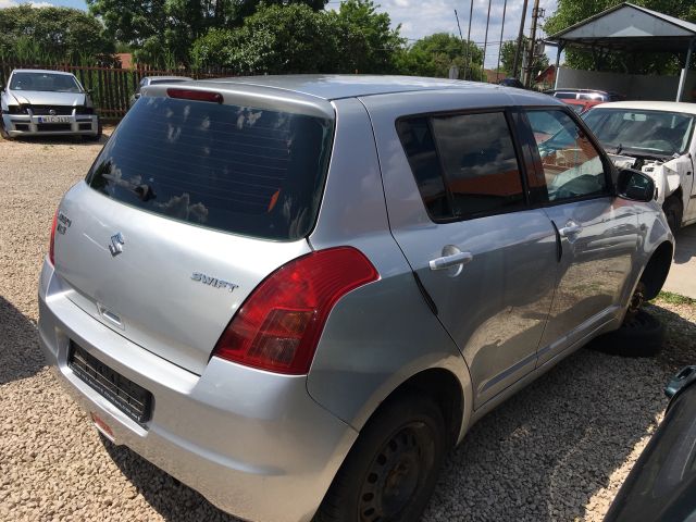 bontott SUZUKI SWIFT III Jobb első Ajtózár