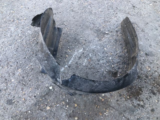 bontott SUZUKI SWIFT III Jobb első Dobbetét (Kerékjárati, Műanyag)