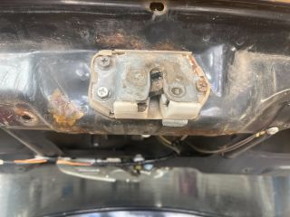 bontott SUZUKI SWIFT III Jobb első Gumikéder