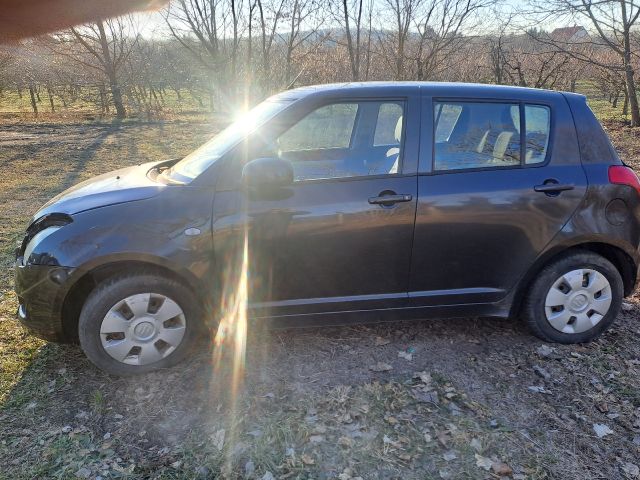 bontott SUZUKI SWIFT III Jobb első Lökhárító Tartó (Műanyag)