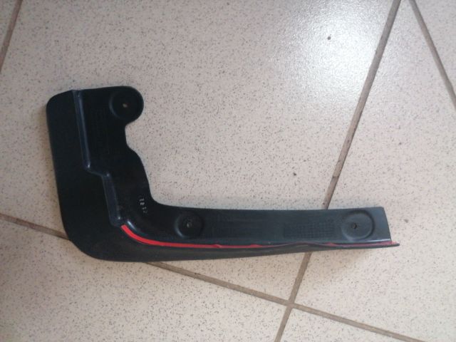 bontott SUZUKI SWIFT III Jobb első Sárvédő Gumi