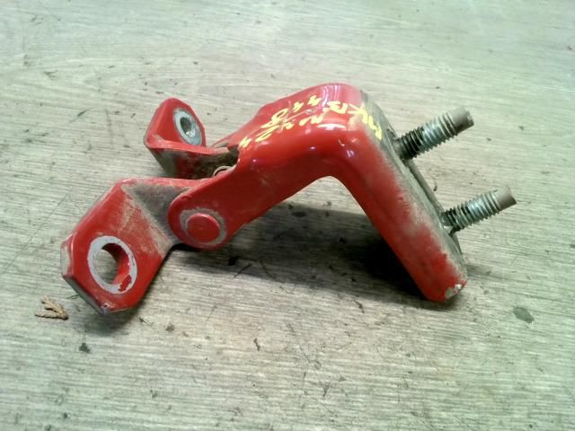 bontott SUZUKI SWIFT III Jobb hátsó Alsó Zsanér