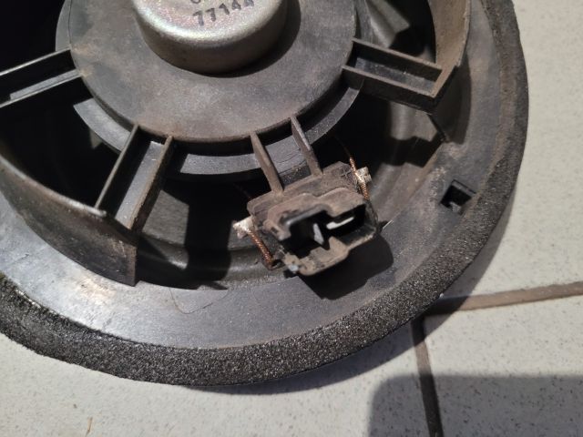 bontott SUZUKI SWIFT III Jobb hátsó Hangszóró