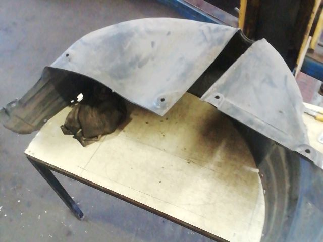 bontott SUZUKI SWIFT III Jobb hátsó Hátsó Dobbetét (Kerékjárati, Műanyag)