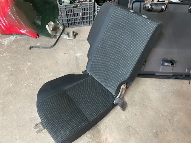 bontott SUZUKI SWIFT III Jobb hátsó Ülés