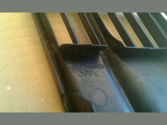 bontott SUZUKI SWIFT III Jobb Ködlámpa Rács