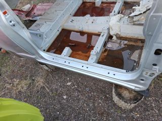 bontott SUZUKI SWIFT III Jobb Küszöb