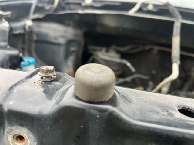 bontott SUZUKI SWIFT III Jobb Motorháztető Ütköző