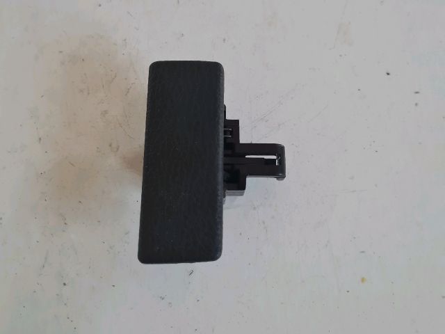 bontott SUZUKI SWIFT III Kesztyűtartó Nyitó Kar / Gomb